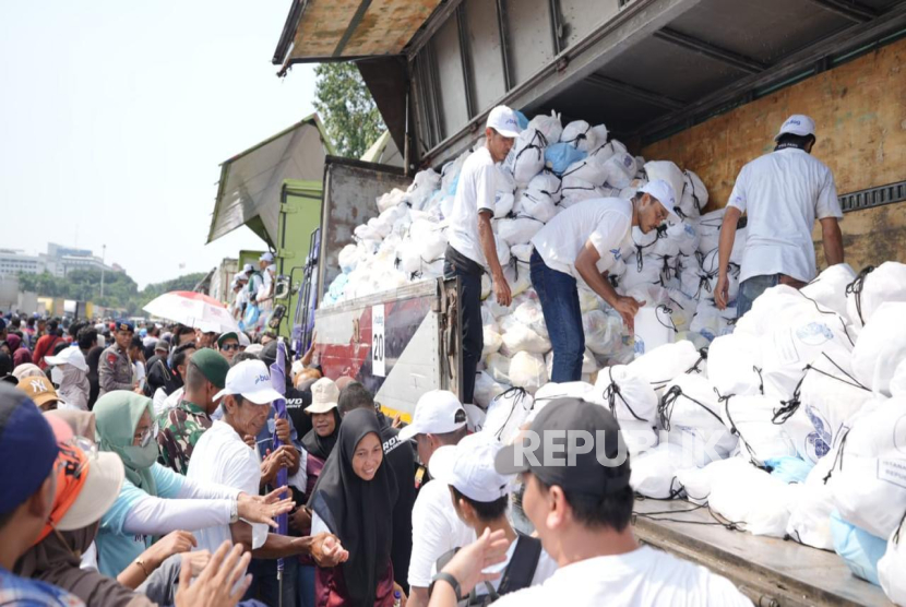 Bulog Guyur 350 Ribu Paket Sembako dari Presiden untuk Buruh di May Day