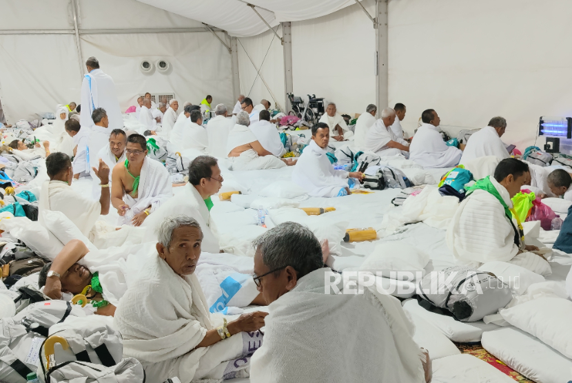 Jamaah haji Indonesia berdoa saat puncak haji, wukuf di Arafah, Makkah, Arab Saudi, Selasa (26/5/2026) dini hari WAS.