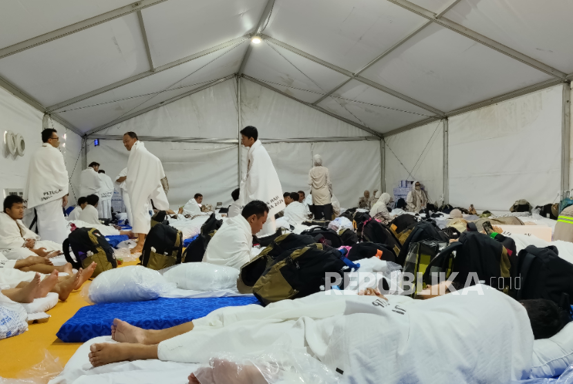Jamaah haji Indonesia berdoa di dalam tenda saat puncak haji, wukuf di Arafah, Makkah, Arab Saudi, Selasa (26/5/2026).