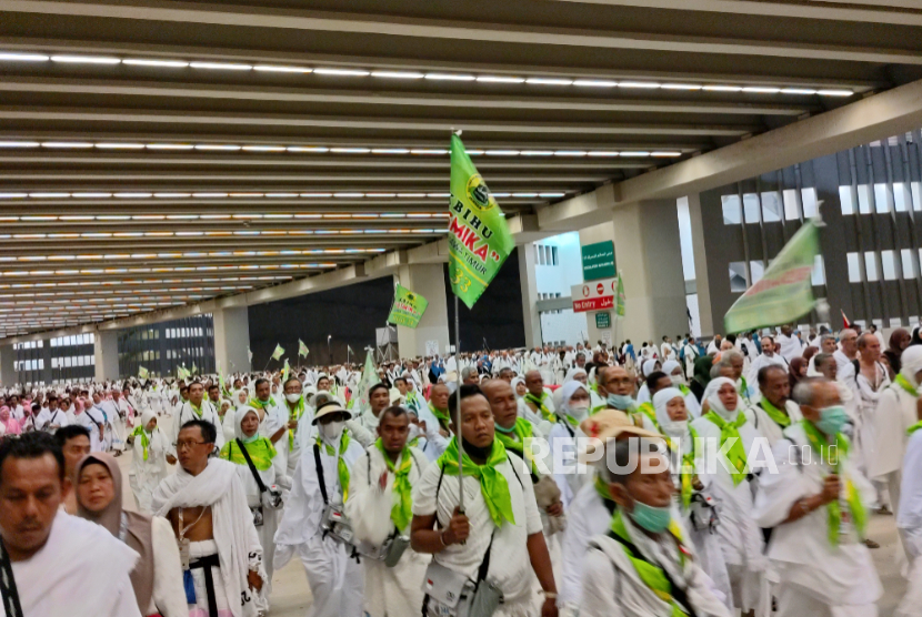 Jamaah haji Indonesia melaksanakan proses lempar jumrah Aqabah di Jamarat, Mina, Makkah, Arab Saudi pada 10 Dzulhijjah yang bertepatan dengan Rabu (27/5/2026).