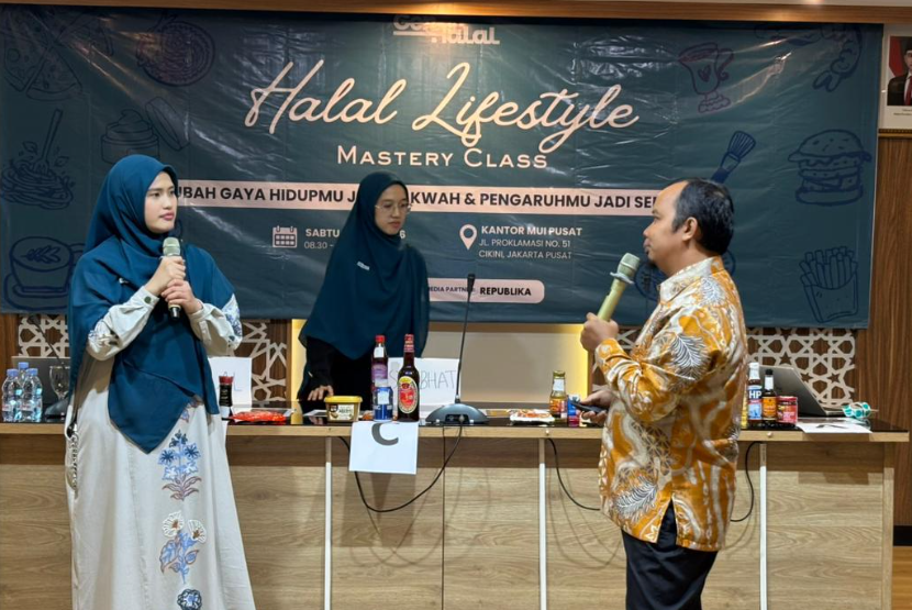 Pegiat Halal Dian Widiyanti dan Corporate Secretary LPPOM MUI, Raafqi Ranasasmita di pelatihan Halal Lifestyles Mastery Class di Jakarta, Sabtu (30/6/2026), mengingatkan masyarakat, khususnya perempuan Muslim, untuk tidak hanya mempertimbangkan aspek kecantikan dan tren dalam memilih produk kosmetik, tetapi juga memastikan kehalalannya