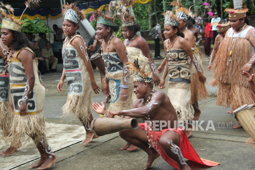 Upacara perdamaian antara warga Biak dan Kerajaan Jepang di Monumen Perang Dunia II di Parai, Biak Numfor pada 2012.