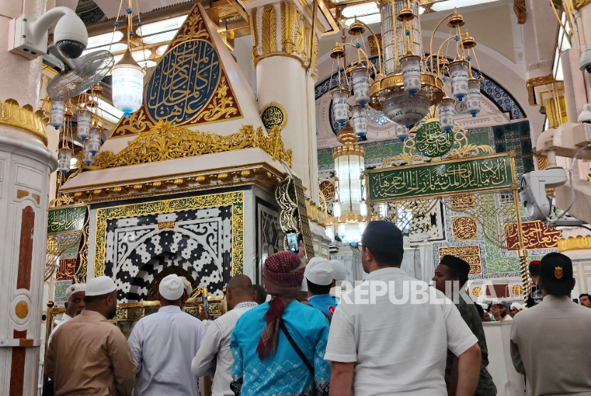 Jamaah haji Indonesia gelombang kedua sholat dan berdoa di Raudhah, yakni makam Nabi Muhammad SAW di dalam Masjid Nabawi, Madinah, Arab Saudi, Jumat (12/6/2026).