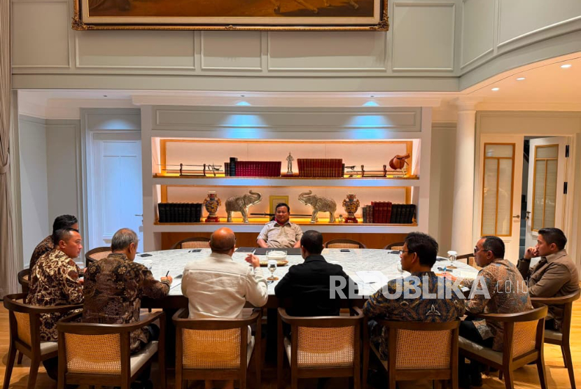 President Prabowo Subianto led a meeting of members of the Red and White Cabinet to his residence in Kertanegara, South Jakarta, Sunday (1//2026) evening.