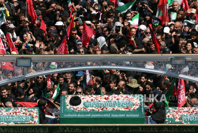Jutaan Warga Iran Antar Ayatullah Ali Khamenei, Serukan Balas Dendam