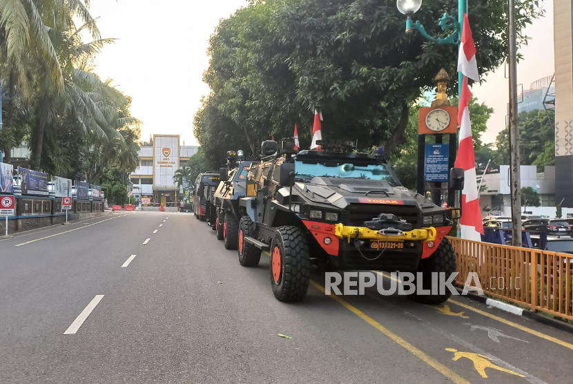 Kendaraan Brimob Masih Siaga di Polda Metro Jaya Hingga Kamis Sore
