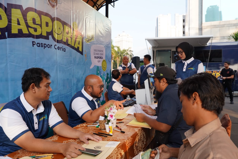 Kegiatan pelayanan paspor di kawasan Sudirman, Jakarta.