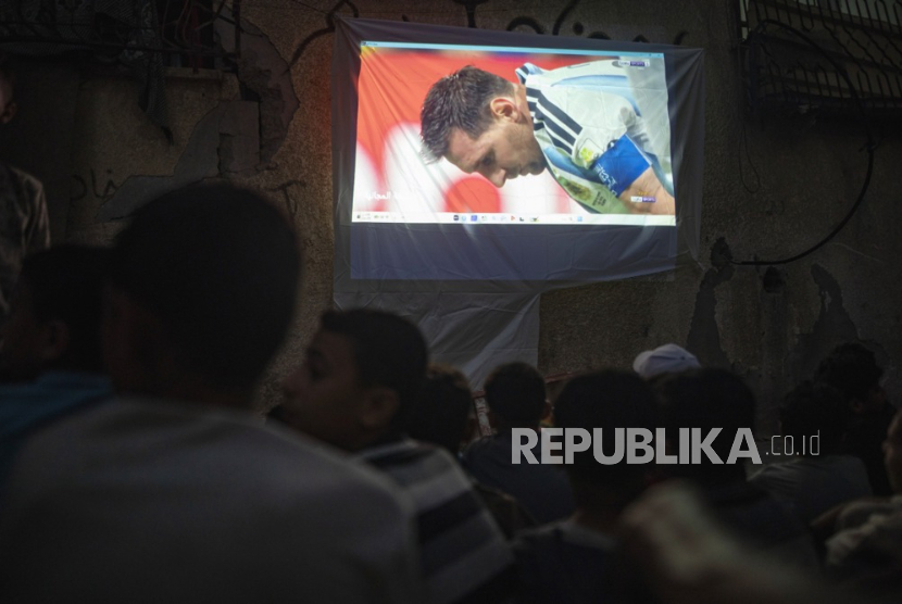 Warga Palestina yang mengungsi berkumpul untuk menyaksikan pertandingan babak 16 besar Piala Dunia FIFA 2026 antara Argentina dan Mesir di Khan Younis, Jalur Gaza bagian selatan, 7 Juli 2026. 