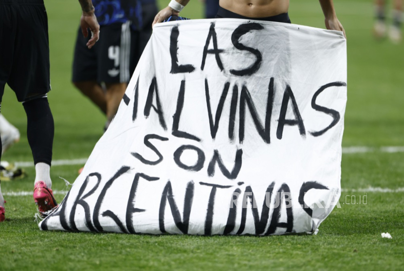 Para pemain Argentina membentangkan spanduk bertuliskan 