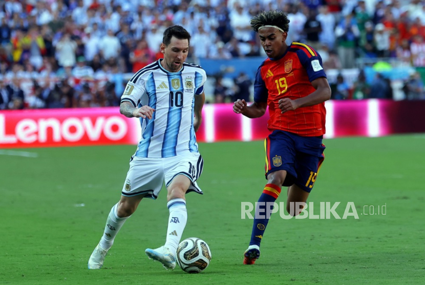 Lionel Messi dari Argentina (kiri).