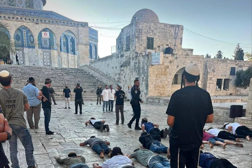 Warga Yahudi melakukan ritual setelah menerobos Masjid al-Aqsa, Yerusalem, Kamis (23/7/2026).