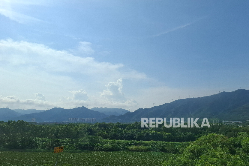 Terletak di bagian tengah utara Provinsi Guangdong, Qingyuan berada di persimpangan Guangdong, Hunan, dan Guangxi. Dengan luas wilayah 19.000 kilometer persegi, Qingyuan merupakan kota setingkat prefektur terbesar di Guangdong berdasarkan luas wilayah, mencakup sekitar sepersepuluh dari total luas wilayah provinsi. 