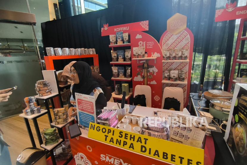 Booth salah satu UMKM binaan Pertamina yang bergerak di bidang kopi (Koffiku). Produk kopi asal Surabaya itu turut meramaikan Pertamina SMEXPO merah putih, sebuah pameran tahunan yang menjadi wadah bagi UMKM binaan untuk memperkenalkan dan memasarkan produk unggulannya ke masyarakat luas.  