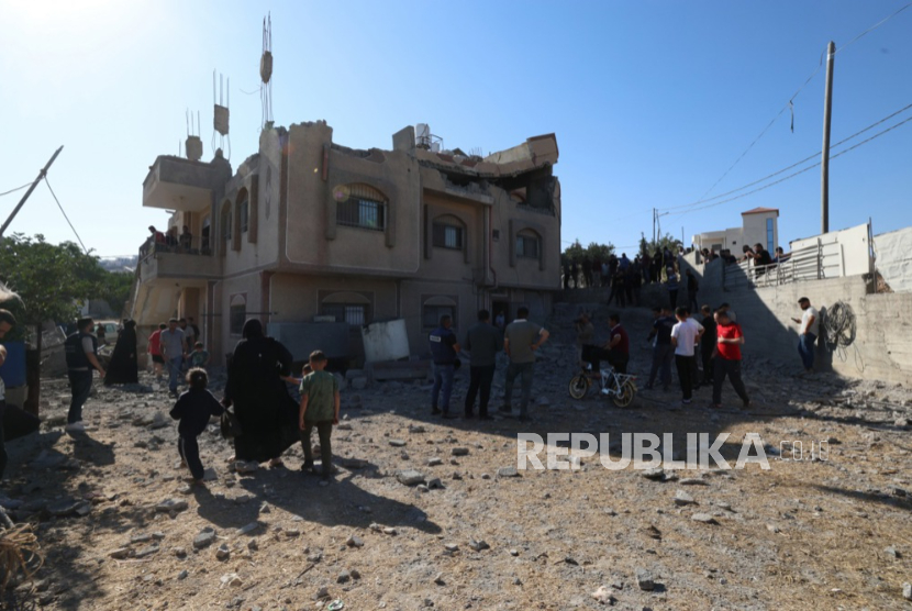 Warga Palestina memeriksa kerusakan pada rumah Farouq Ramadan, seorang warga Palestina yang syahid, di desa Tell, dekat kota Nablus di Tepi Barat, pada 11 Agustus 2026.