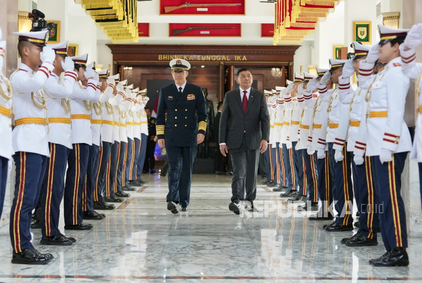 Indonesian Defense Minister Sjafrie Sjamsoeddin and Chinese Defense Minister Admiral Dong Jun at the Bhinneka Tunggal Ika Building of the Ministry of Defense, Central Jakarta, Friday (21/8/2028).