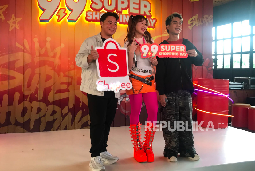 Naykilla (tengah) dan Tenxi (kanan). Bagi Naykilla, memancarkan persona diri merupakan bagian tak terpisahkan dari kesehariannya. 