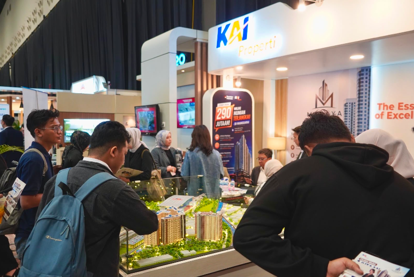 Pengunjung mengunjungi booth Maraya Residences by KAI Properti di Booth Family Home (FH101) dalam Danantara Housing Expo 2026 yang berlangsung pada 27–30 Agustus 2026 di Nusantara International Convention Exhibition (NICE) PIK 2. 