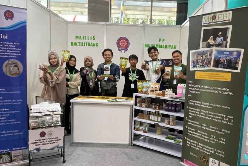 Tenant MCEBI menampilkan berbagai produk wirausaha mahasiswa dalam ajang Pekan Halal Indonesia 2026 di Jakarta.