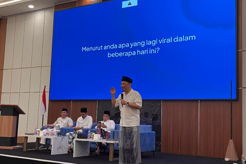Gus Ipang berbicara dalam sebuah forum.