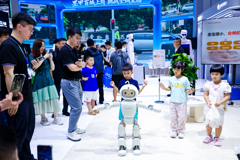 Mobo, Robot pendamping keluarga berbasis embodied intelligence 