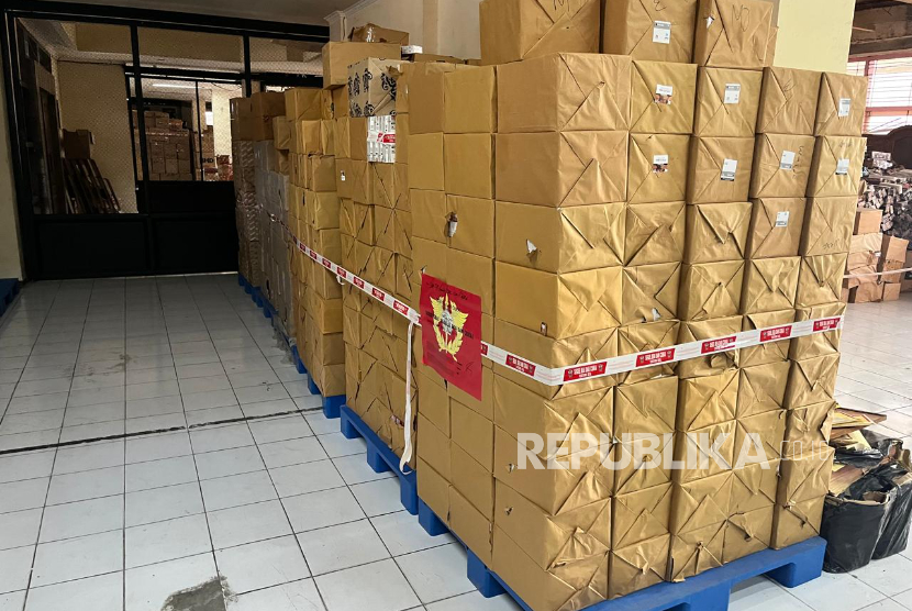 Bea Cukai Kediri melakukan penindakan terhadap sebuah truk boks yang diduga mengangkut barang kena cukai (BKC) berupa rokok ilegal di wilayah Kabupaten Nganjuk pada Ahad (30/8/2026).