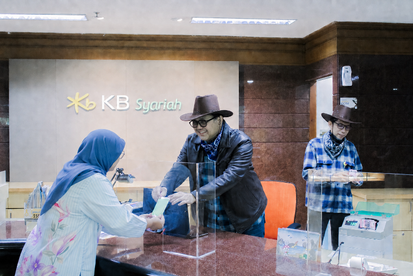 Direktur Utama KB Bank Syariah A Iwan Ch melayani nasabah secara langsung di salah satu kantor layanan KB Bank Syariah, Jakarta, dalam rangka peringatan Hari Pelanggan Nasional 2026.