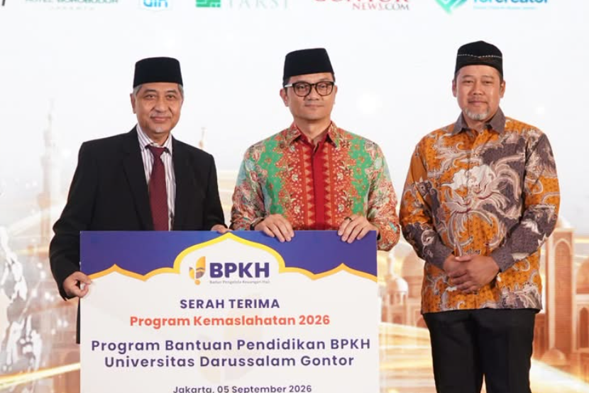 Rektor Unida Gontor Prof Hamid Fahmy Zarkasyi menunjukkan berkas kerja sama bersama Kepala BPKH Fadlul Imansyah dalam acara GIHES di Jakarta.