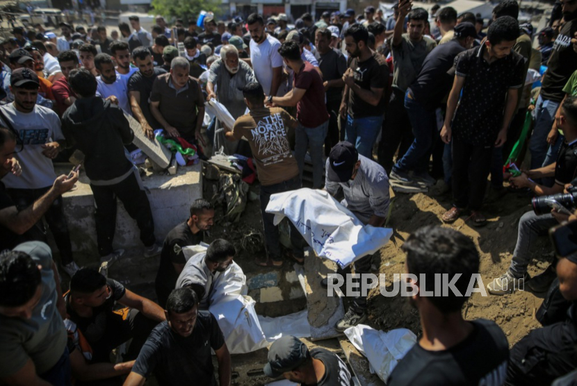 Warga Palestina menghadiri pemakaman massal bagi 100 orang korban kekejaman Israel, termasuk puluhan anak-anak, di kawasan Al-Zaytun (Zeitoun), Kota Gaza, Jalur Gaza, pada 6 September 2026.