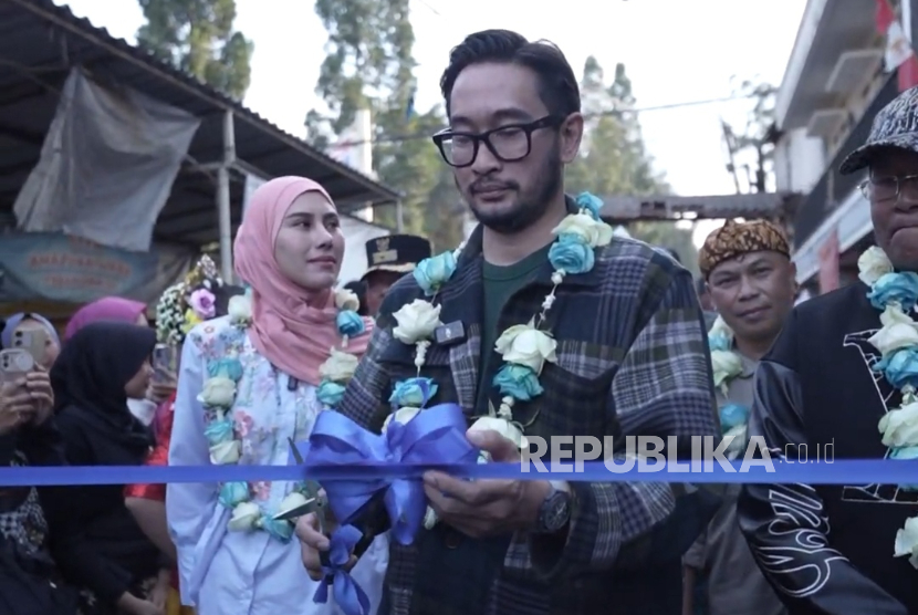 Bupati Bandung Barat, Jeje Ritchie Ismail didampingi Ketua TP PKK Bandung Barat, Syahnaz Sadiqah meninjaul Ruas Jalan Cilumber-Cikole, Lembang. 