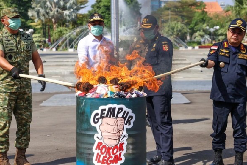Bea Cukai dan Pemkot Surabaya memusnahkan 43,2 juta batang rokok ilegal.