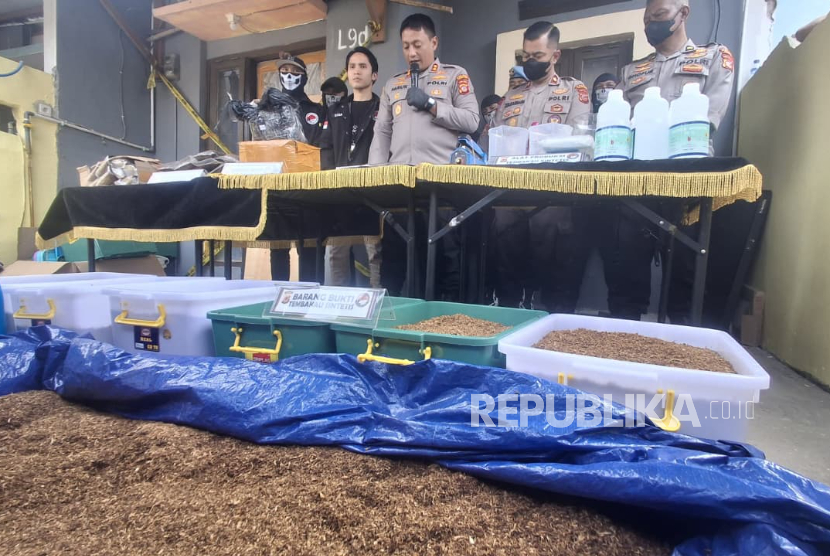 Sebuah rumah di Perumahan Pangauban Silih Asih, RT 03, RW 14, Desa Pangauban, Kecamatan Batujajar, Kabupaten Bandung Barat, Jawa Barat digerebek polisi karena menjadi tempat memproduksi tembakau sintetis.