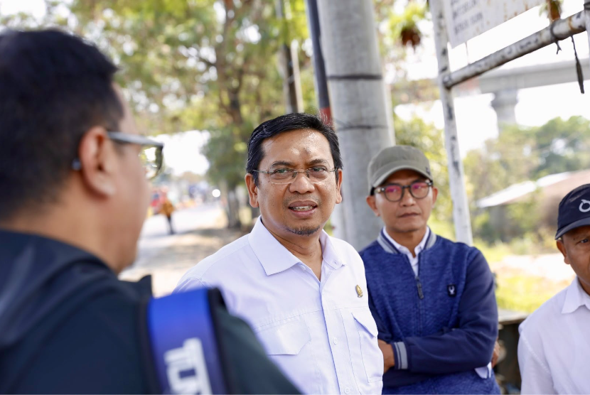 Anggota Komisi IV DPRD Jawa Barat, Tedy Rusmawan, meninjau pembangunan ruas jalan provinsi Sapan-Majalaya di Kecamatan Bojongsoang, Kabupaten Bandung, Rabu (9/9/2026).