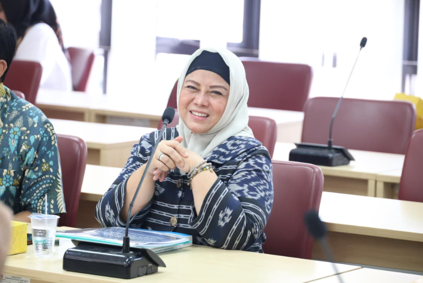Anggota DPRD Jawa Barat Tina Wiryawati mendorong Dinas Kesehatan (Dinkes) Jabar memperkuat edukasi kepada masyarakat dalam menghadapi potensi paparan abu vulkanik.