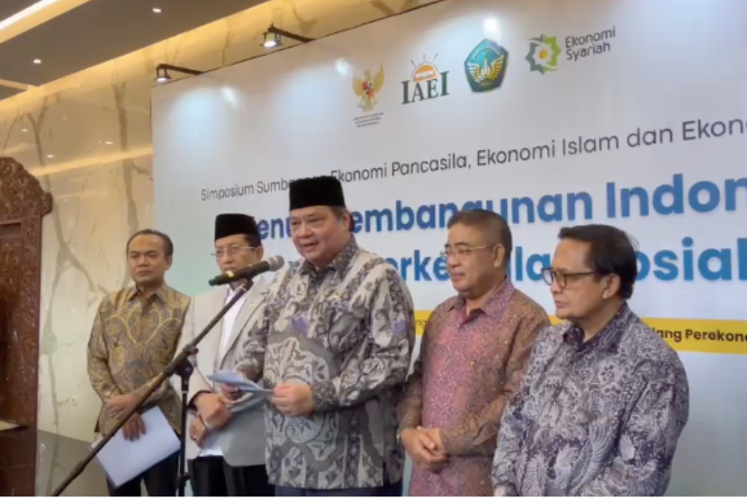 Menteri Koordinator Bidang Perekonomian Airlangga Hartarto dalam Simposium Sumbangan Ekonomi Pancasila, Ekonomi Islam, dan Ekonomi Konvensional di Jakarta, Selasa (8/9/2026).