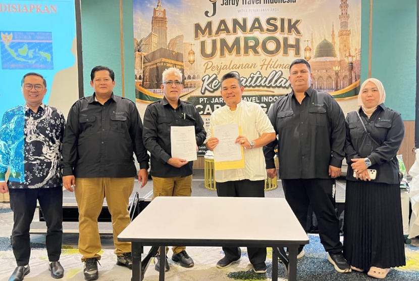 Penandatanganan nota kesepakatan Jardy Travel Indonesia dan PT BPRS Harum Hikmahnugraha untuk penguatan layanan perjalanan ibadah umrah di Garut, Jawa Barat.