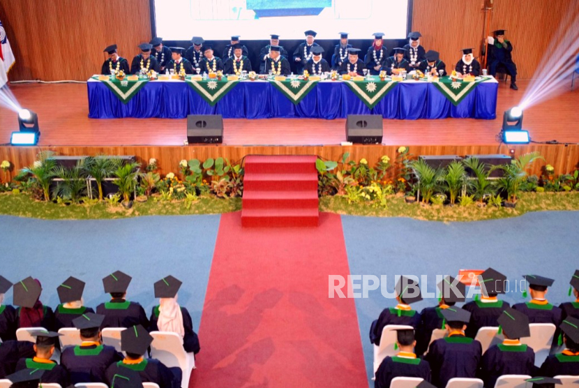 Universitas Muhammadiyah (UM) Bandung menggelar prosesi wisuda ke-9 program sarjana yang diikuti 684 wisudawan dan wisudawati dari lima fakultas di Auditorium KH Ahmad Dahlan, UM Bandung, Sabtu (12/9/2026).