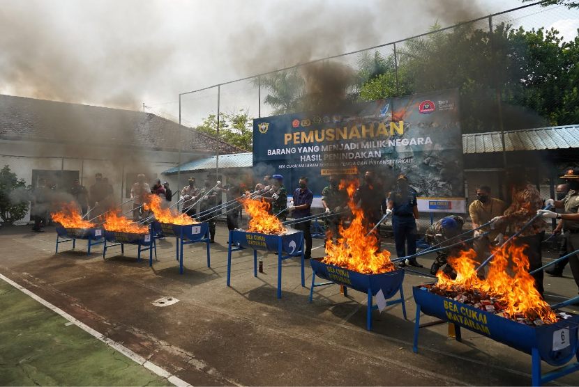 Bea Cukai Mataram memusnahkan barang yang menjadi milik negara (BMMN), yaitu hasil tembakau berupa rokok ilegal berbagai jenis dan merek.