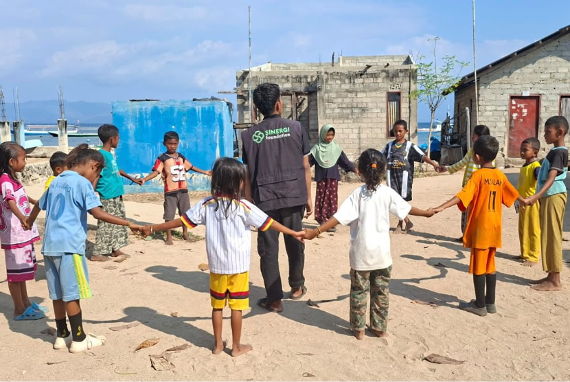 Sinergi Amil Zakat menyalurkan bantuan pendidikan melalui program Wujudkan Anak Ceria di Sinergi Amil Zakat.