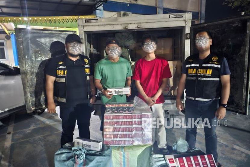 Bea Cukai Teluk Nibung menghentikan sebuah mobil boks yang mengangkut rokok ilegal tanpa dilekati pita cukai di Jalan Lintas Sumatra, Kecamatan Air Batu, Kabupaten Asahan, pada Jumat (11/9/2026).