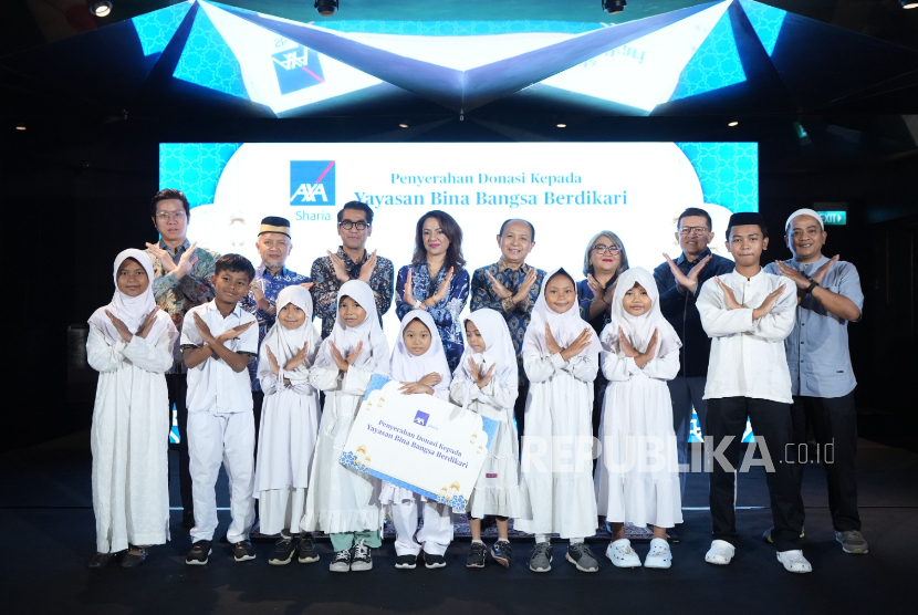 Niharika Yadav, Presiden Direktur AXA Financial Indonesia, Bukit Rahardjo, Presiden Direktur AXA Syariah Life Insurance, dan jajaran manajemen AXA Sharia Life Insurance berfoto bersama anak-anak dan pengurus dari Yayasan Bina Bangsa Berdikari dalam acara tasyakuran dan peresmian PT AXA Sharia Life Insurance.