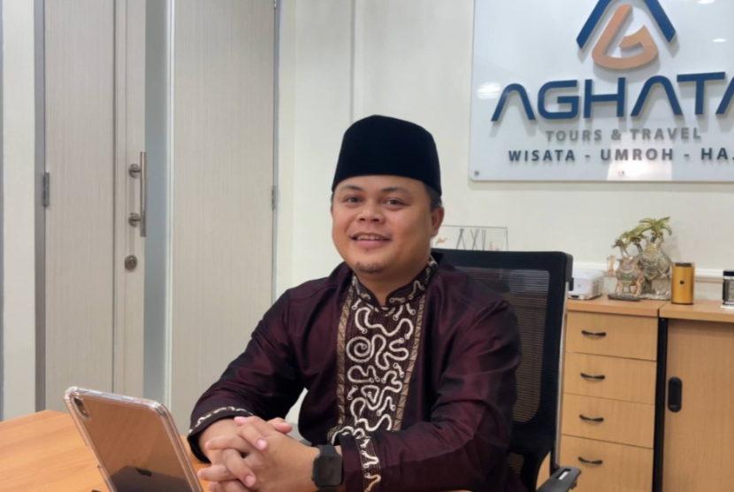  Pimpinan Ponpes Al Qur’an Bani Syahid Depok yang juga brand ambassador Aghata Travel Ustaz Ferli Romansyah, mengikuti sertifikasi kompetensi pemandu haji dan umrah berbasis BNSP di Aghata Travel.