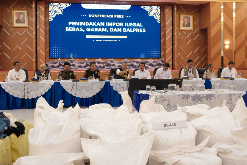 Konferensi pers yang diselenggarakan di Kantor Pusat Bea Cukai, Jakarta, pada Selasa (22/9/2026), Menteri Keuangan (Menkeu) Suahasil Nazara mengungkapkan bahwa upaya-upaya pelanggaran di bidang kepabeanan dilakukan karena pasar Indonesia yang besar dan menggiurkan. 