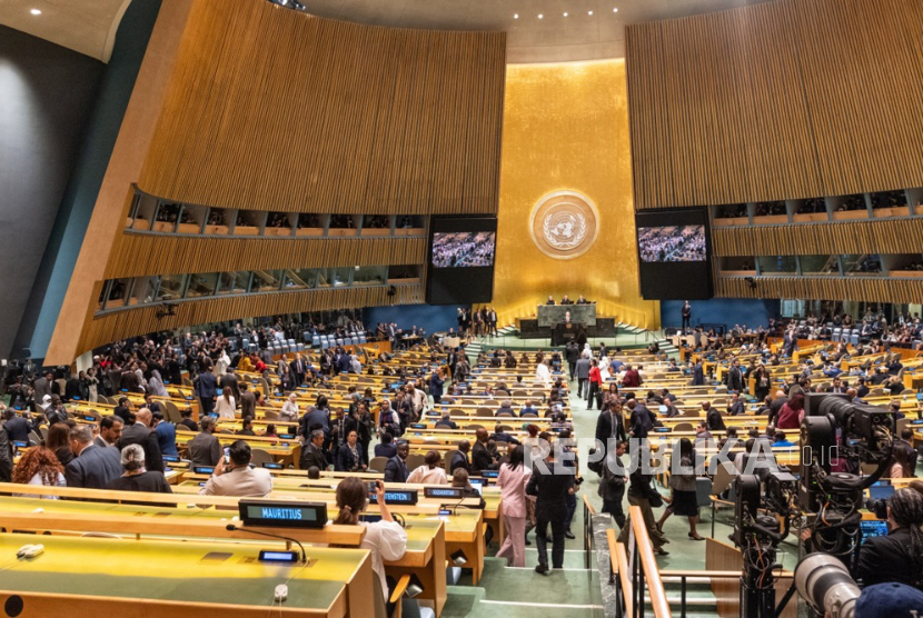 Sejumlah anggota delegasi meninggalkan Ruang Sidang menjelang pidato Perdana Menteri Israel Benjamin Netanyahu dalam Debat Umum sesi ke-81 Majelis Umum Perserikatan Bangsa-Bangsa (UNGA) di Markas Besar PBB di New York, New York, AS, 24 September 2026.