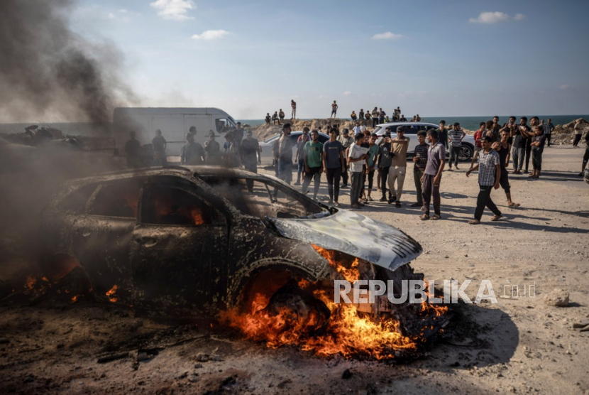 Asap membubung dari sebuah kendaraan yang terbakar setelah terkena serangan udara Israel di sebelah selatan Kota Gaza, Jalur Gaza, pada 24 September 2026. Menurut Kementerian Kesehatan Palestina di Gaza, setidaknya satu orang tewas dan tiga lainnya terluka akibat serangan terhadap mobil tersebut. 