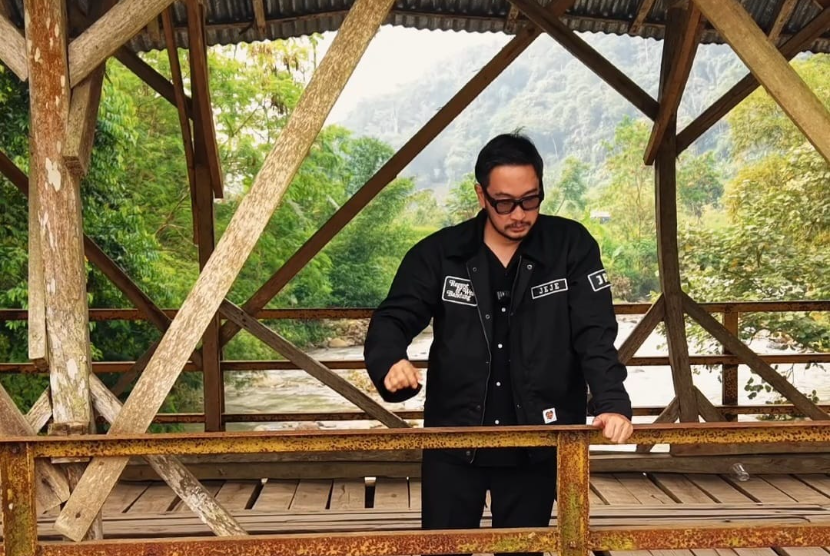 Bupati Bandung Barat mengecek Jembatan Rawabogo di Sindangkerta, Kabupaten Bandung Barat. Jembatan sudah dirobohkan dan diganti dengan konstruksi baru. 