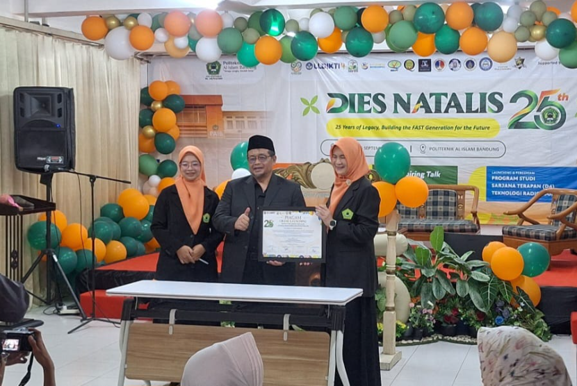Memperingati 25 tahun pengabdian dalam pendidikan vokasi kesehatan, Politeknik Al Islam Bandung (PAIB) menggelar puncak Dies Natalis ke-25 pada Sabtu, 26 September 2026.