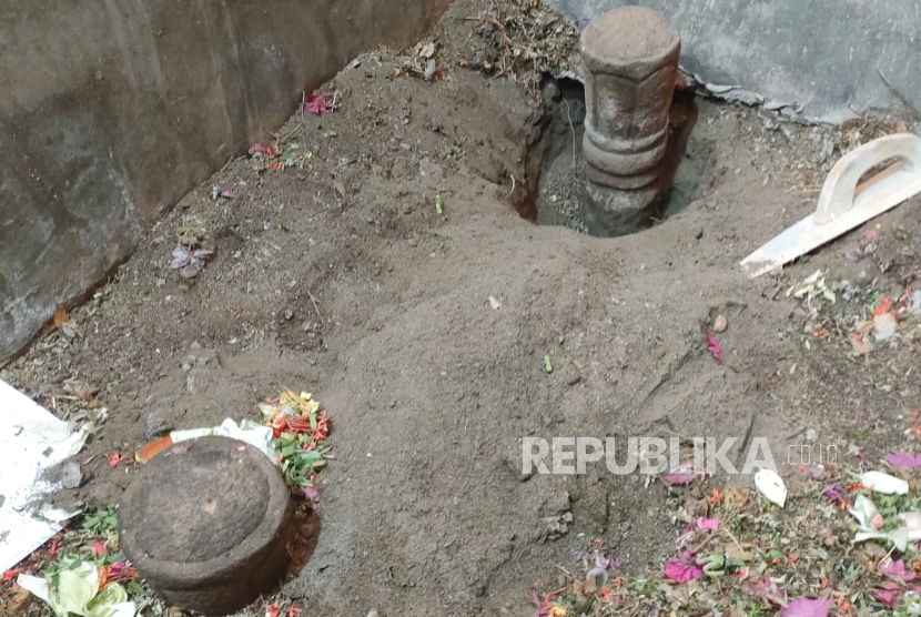 Penemuan artefak arkeologis berupa batu nisan tipe gada ditemukan di Desa Dadap, Kecamatan Juntinyuat, Kabupaten Indramayu, Jaw Barat, Sabtu (26/9/2026).