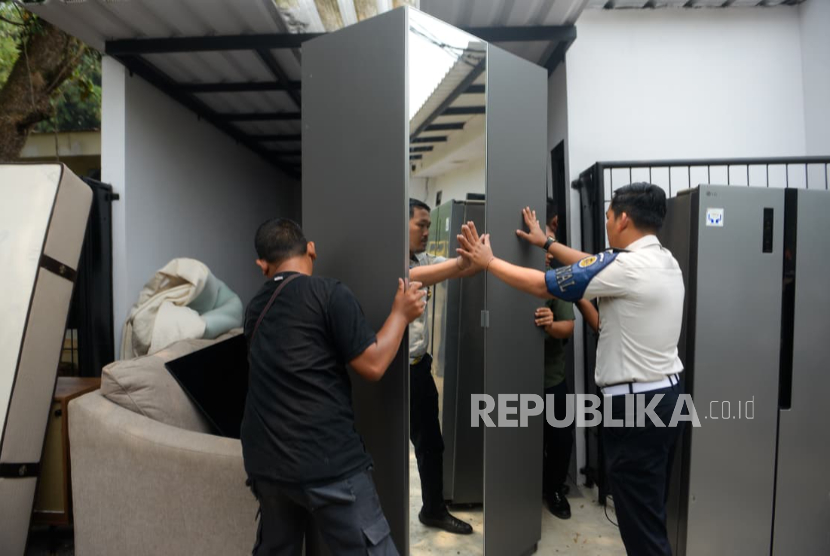 Petugas memindahkan perabotan dari bangunan ilegal di Lapas Kelas IIA Cibinong, Bogor, sebelum dibongkar pada Rabu (30/9/2026).