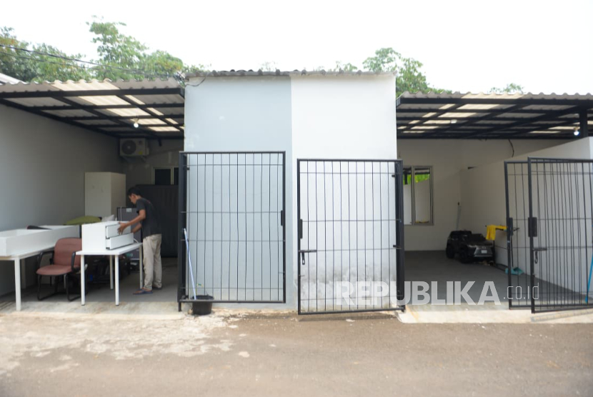 Petugas memindahkan perabotan dari bangunan ilegal di Lapas Kelas IIA Cibinong, Bogor, sebelum dibongkar pada Rabu (30/9/2026).