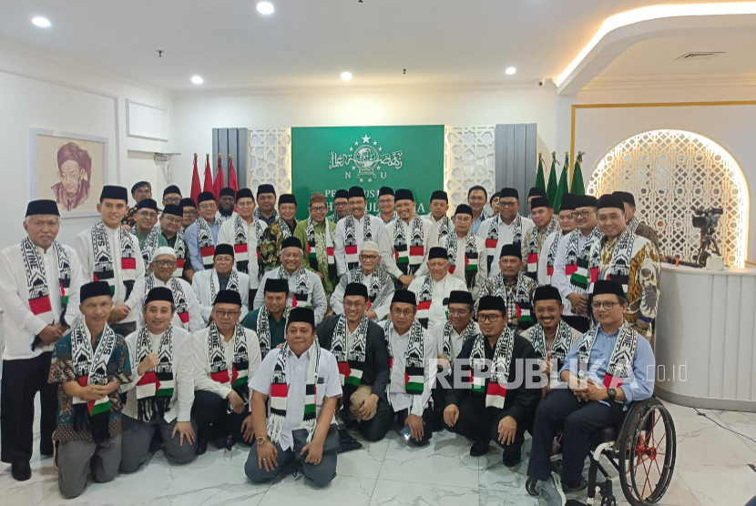 Pengurus Besar Nahdlatul Ulama (PBNU) periode 2026-2031 mengenakan syal bermotif bendera Palestina saat pengumuman struktur kepengurusan baru PBNU di Kantor PBNU, Rabu (30/9/2026) malam.